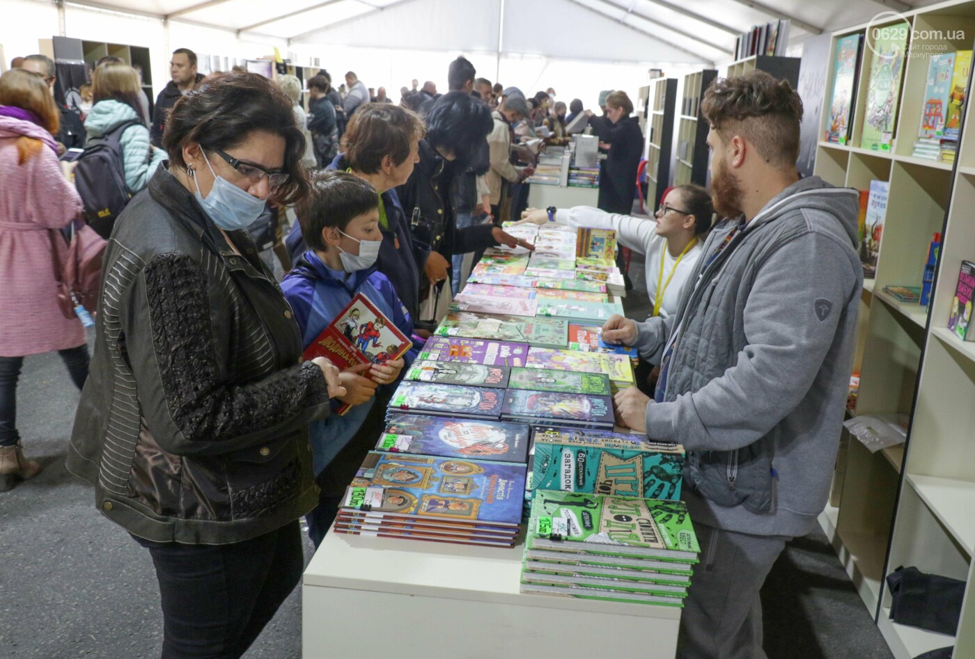 Книжковий бум у Маріуполі! Що на ярмарку купив мер, - ФОТО..., фото-19 Книжковий бум у Маріуполі! Що на ярмарку купив мер, - ФОТОРЕПОРТАЖ, фото-19