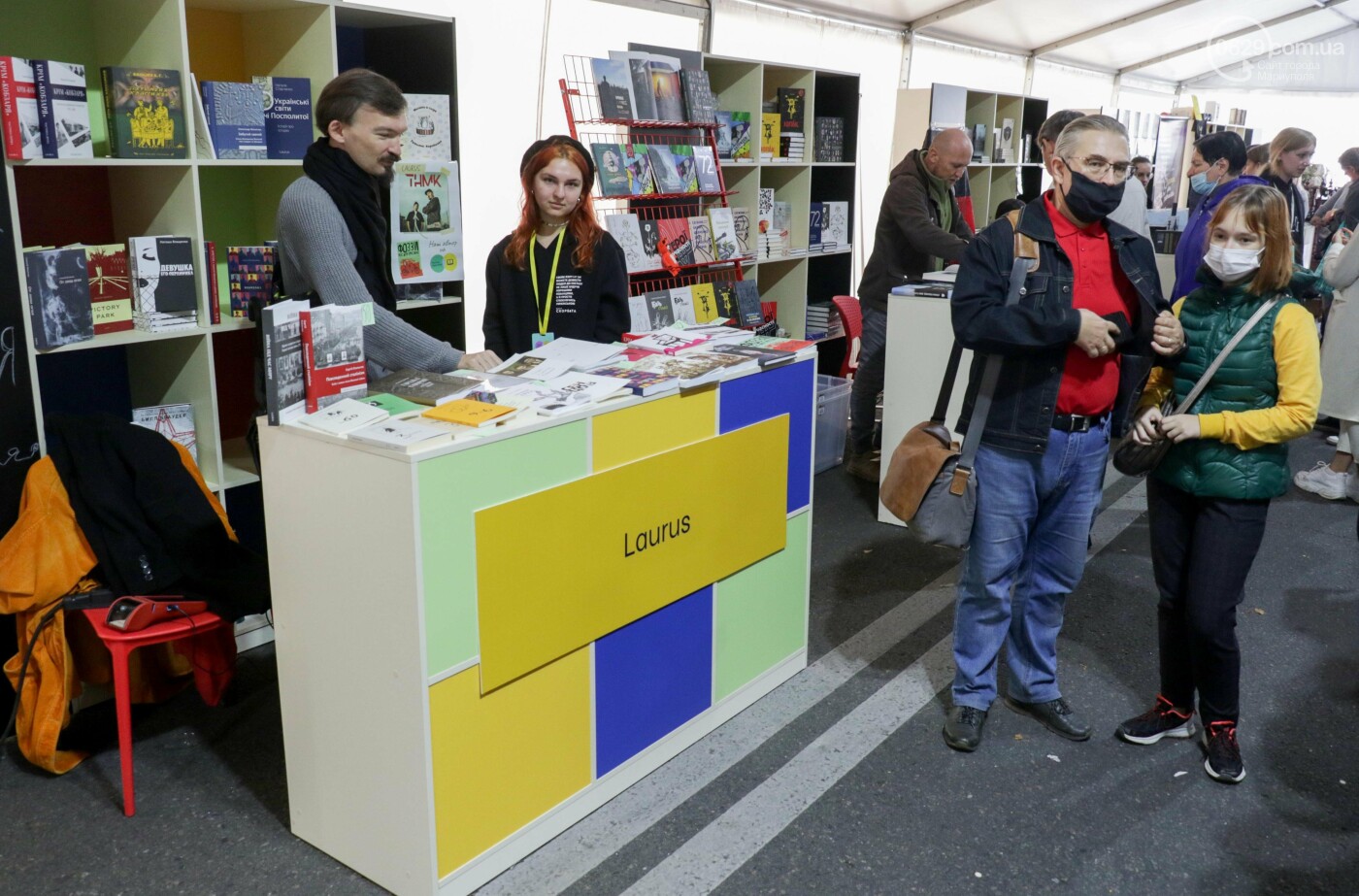 Книжковий бум у Маріуполі! Що на ярмарку купив мер, - ФОТО..., фото-23 Книжковий бум у Маріуполі! Що на ярмарку купив мер, - ФОТОРЕПОРТАЖ, фото-23