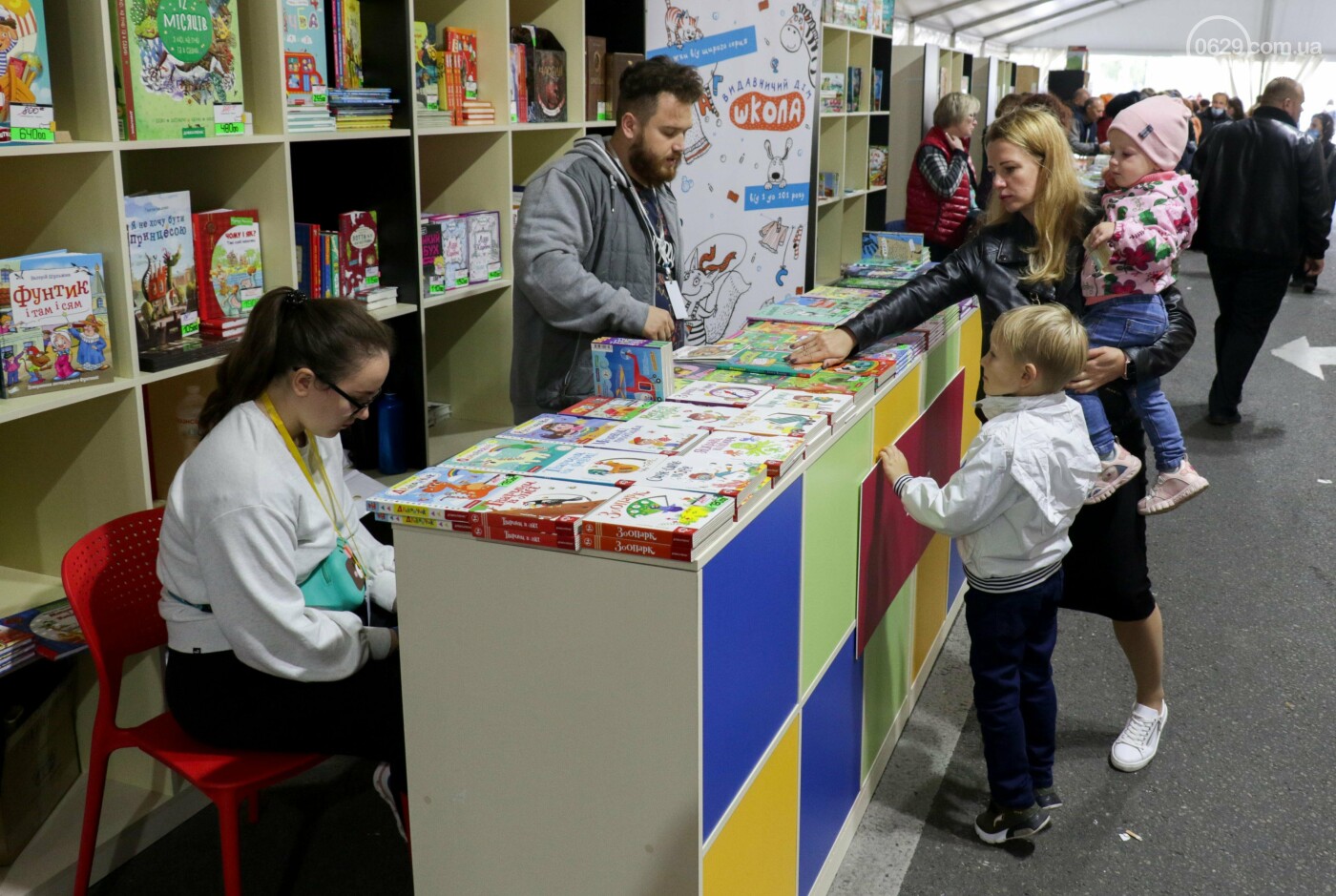 Книжковий бум у Маріуполі! Що на ярмарку купив мер, - ФОТО..., фото-20 Книжковий бум у Маріуполі! Що на ярмарку купив мер, - ФОТОРЕПОРТАЖ, фото-20
