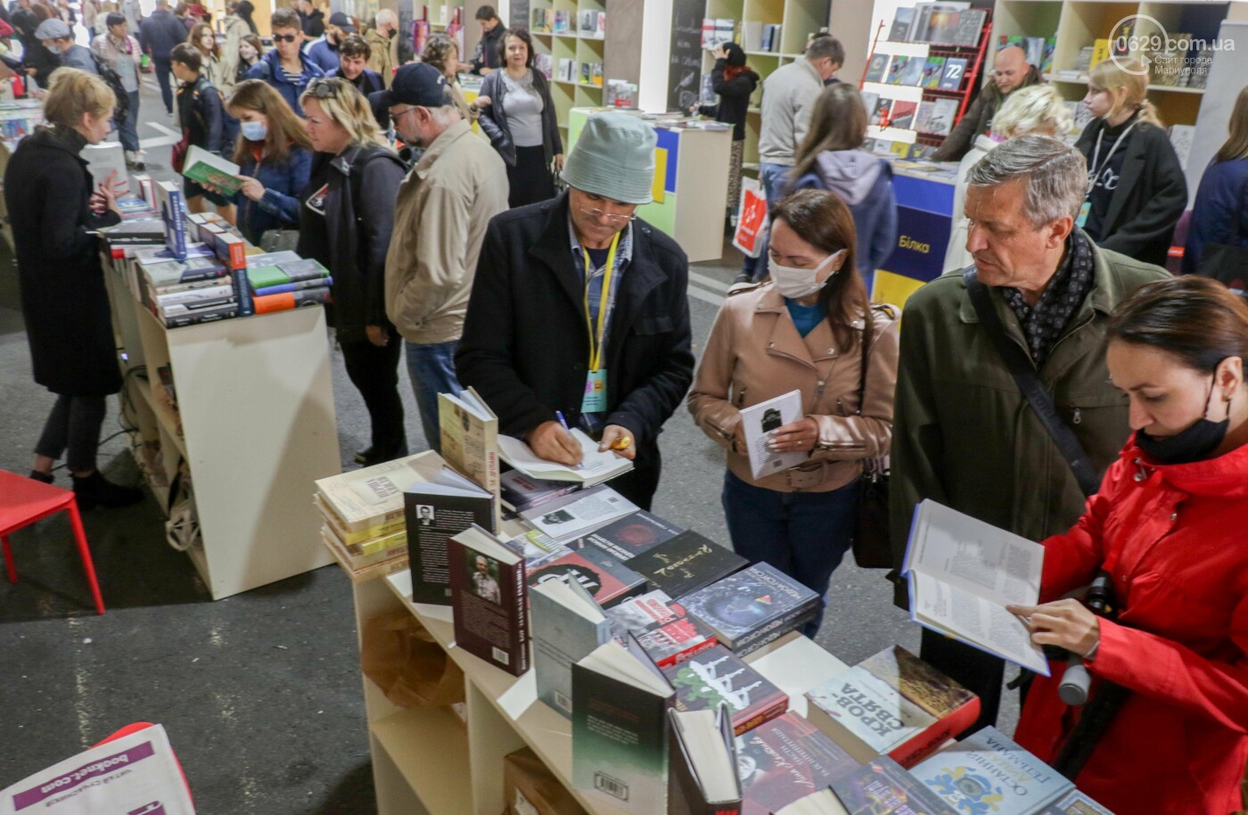Книжковий бум у Маріуполі! Що на ярмарку купив мер, - ФОТО..., фото-31 Книжковий бум у Маріуполі! Що на ярмарку купив мер, - ФОТОРЕПОРТАЖ, фото-31