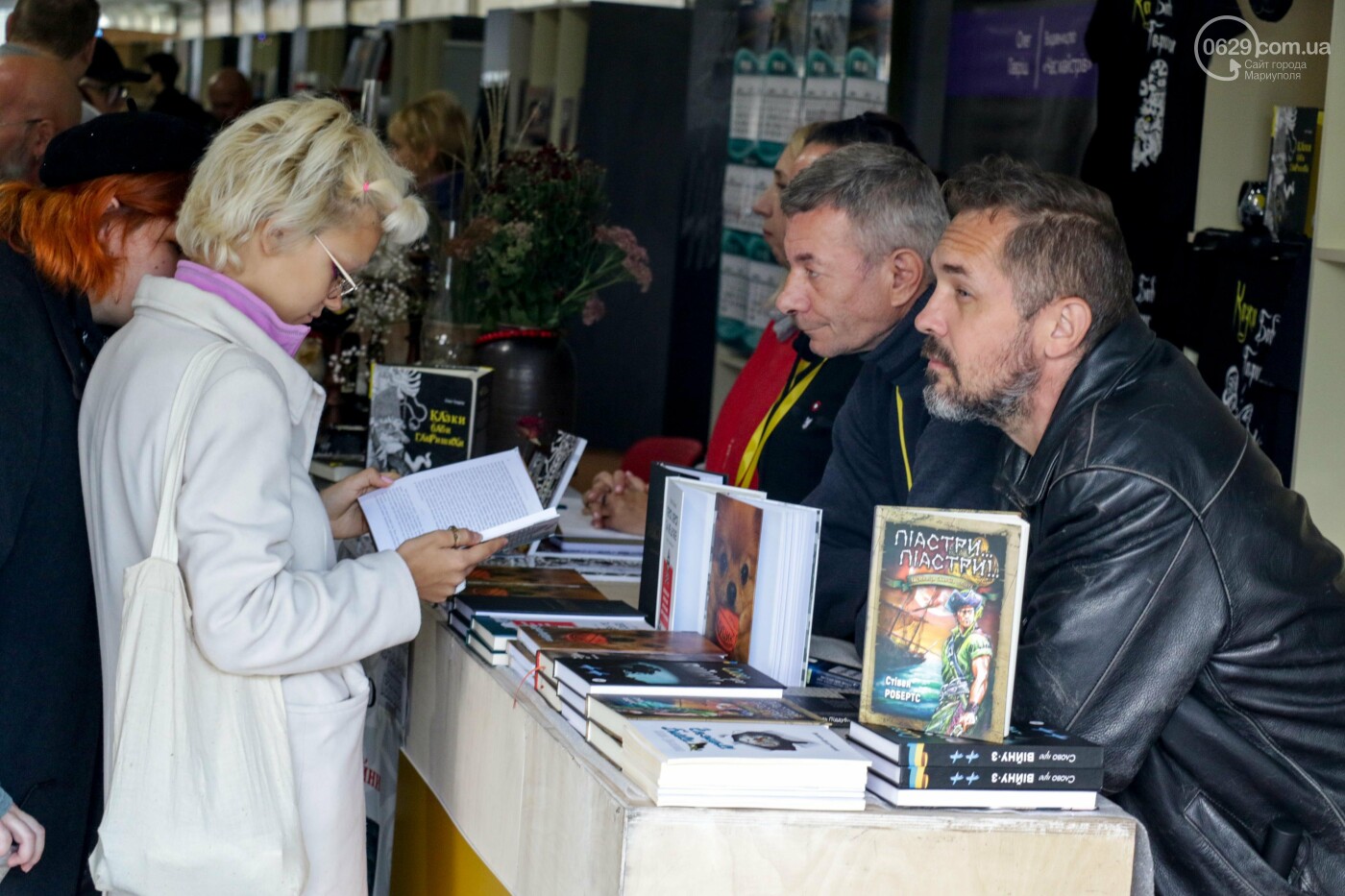 Книжковий бум у Маріуполі! Що на ярмарку купив мер, - ФОТО..., фото-14 Книжковий бум у Маріуполі! Що на ярмарку купив мер, - ФОТОРЕПОРТАЖ, фото-14