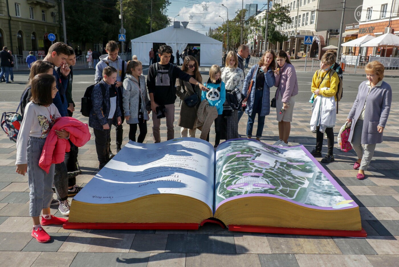 Книжковий бум у Маріуполі! Що на ярмарку купив мер, - ФОТО..., фото-7 Книжковий бум у Маріуполі! Що на ярмарку купив мер, - ФОТОРЕПОРТАЖ, фото-7