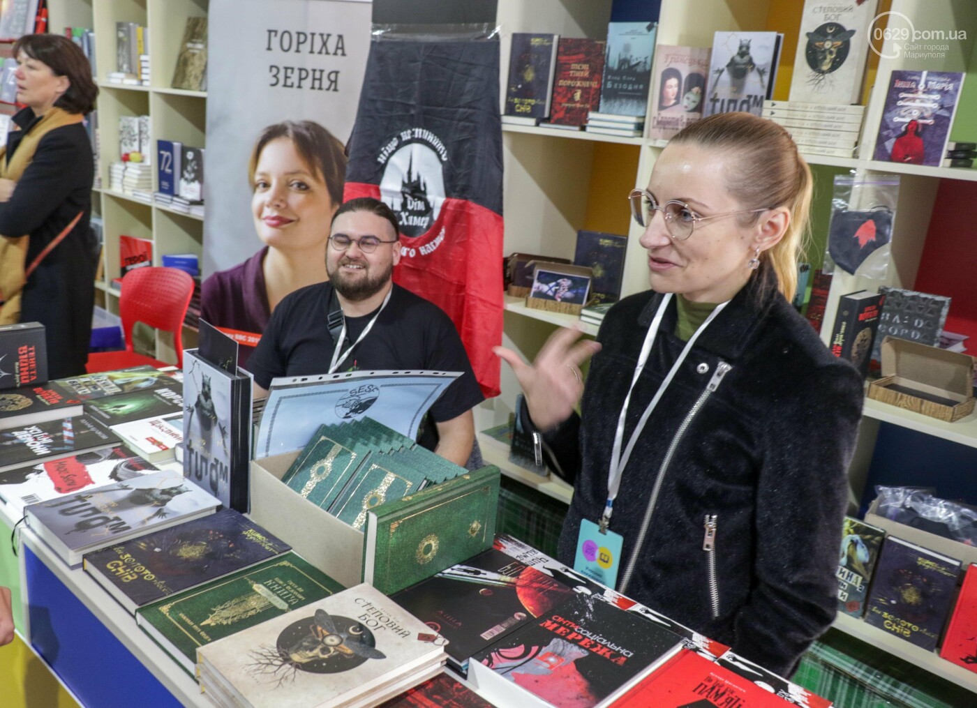 Книжковий бум у Маріуполі! Що на ярмарку купив мер, - ФОТО..., фото-37 Книжковий бум у Маріуполі! Що на ярмарку купив мер, - ФОТОРЕПОРТАЖ, фото-37