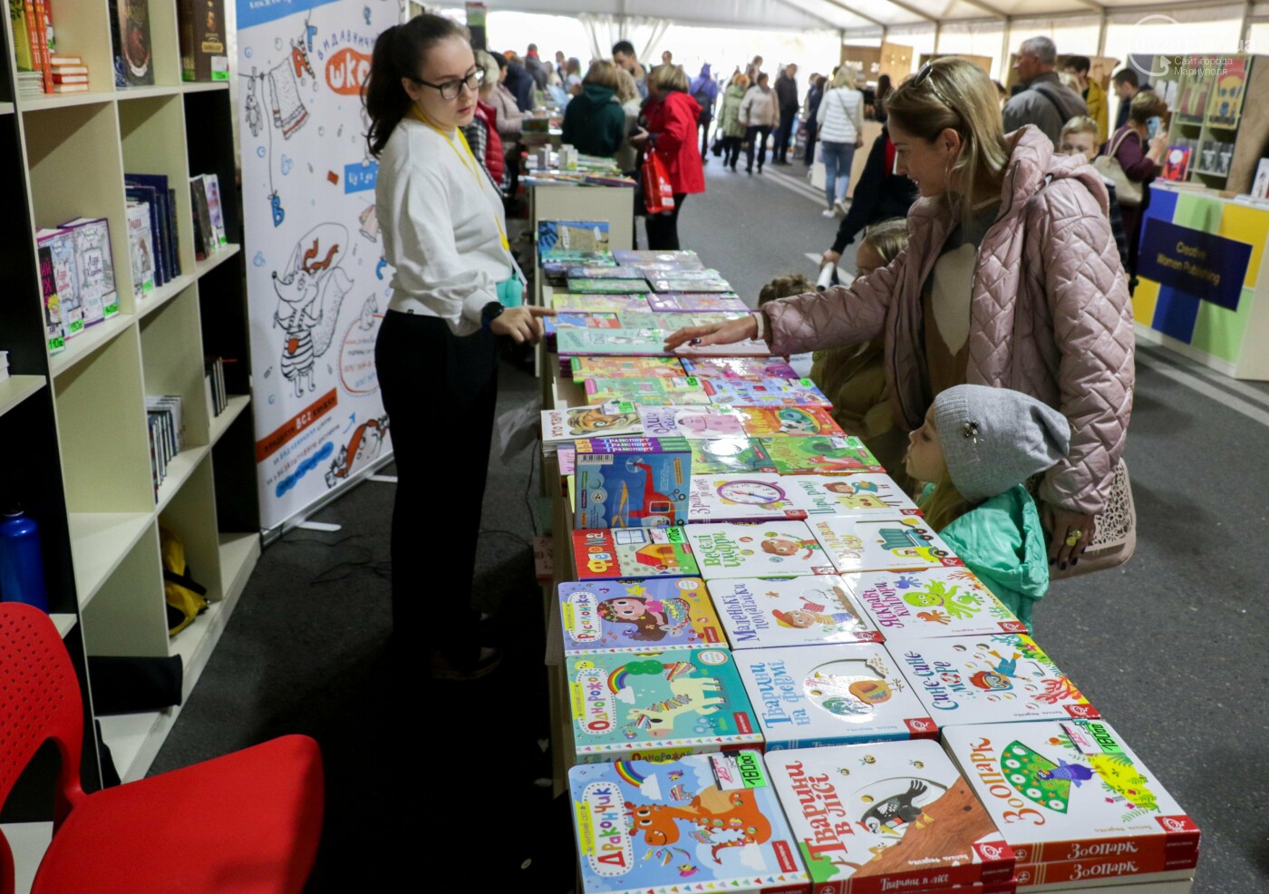 Книжковий бум у Маріуполі! Що на ярмарку купив мер, - ФОТО..., фото-39 Книжковий бум у Маріуполі! Що на ярмарку купив мер, - ФОТОРЕПОРТАЖ, фото-39