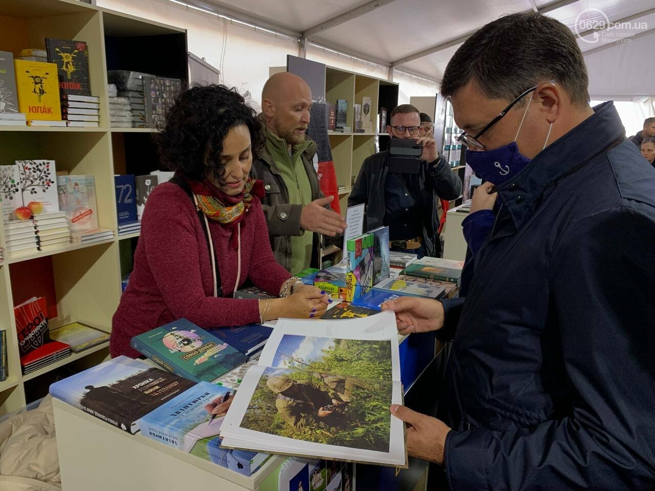 Книжковий бум у Маріуполі! Що на ярмарку купив мер, - ФОТО..., фото-4 Книжковий бум у Маріуполі! Що на ярмарку купив мер, - ФОТОРЕПОРТАЖ, фото-4