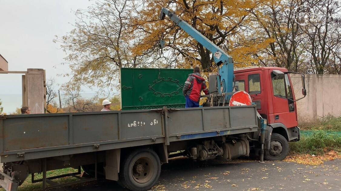 У Приморському парку демонтували ворота Тарути, - ФОТО, ВІДЕО, фото-2 У Приморському парку демонтували ворота Тарути, - ФОТО, ВІДЕО, фото-2