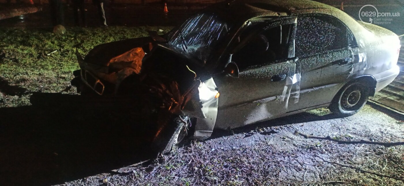 В Мариуполе автомобиль на полном ходу влетел в столб, - ФОТО - Новини 20  грудня 2021 р. - 0629.com.ua