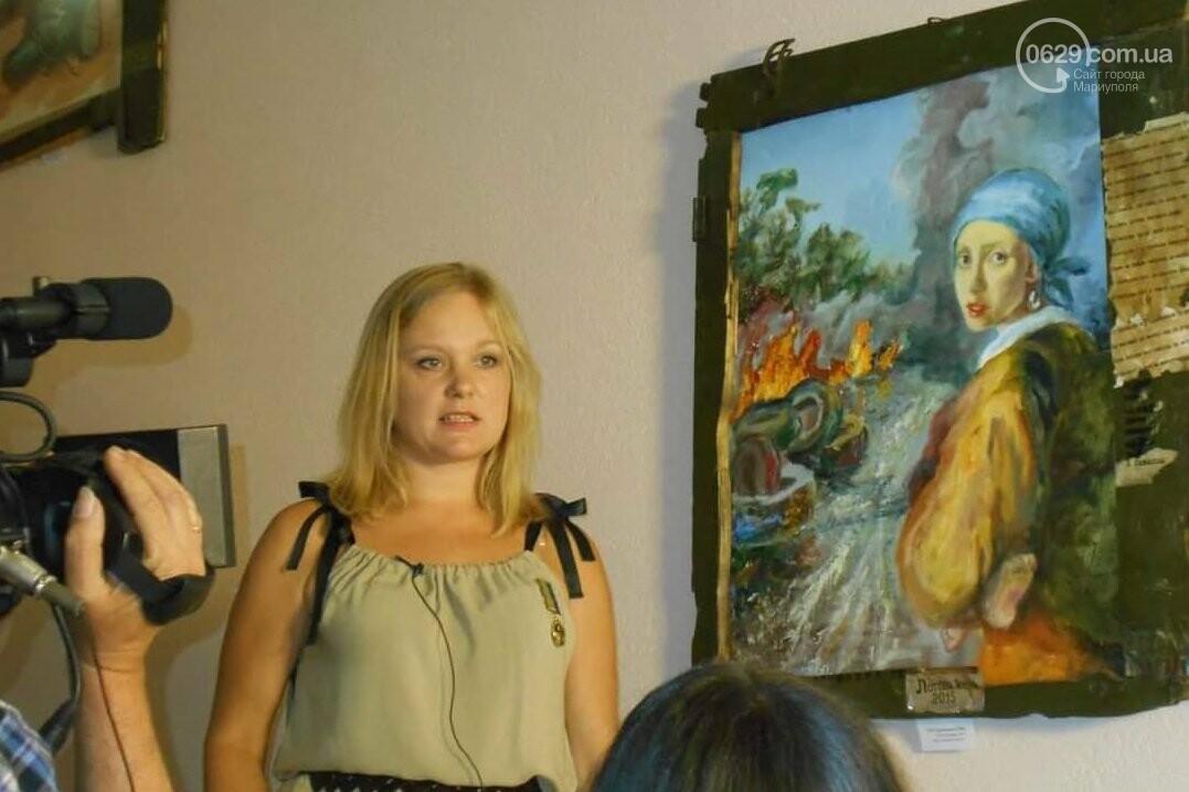 Олена Українцева на одній з виставок "Маріуполь на межі" з першою роботою цього проєкту "Лотова дружина"