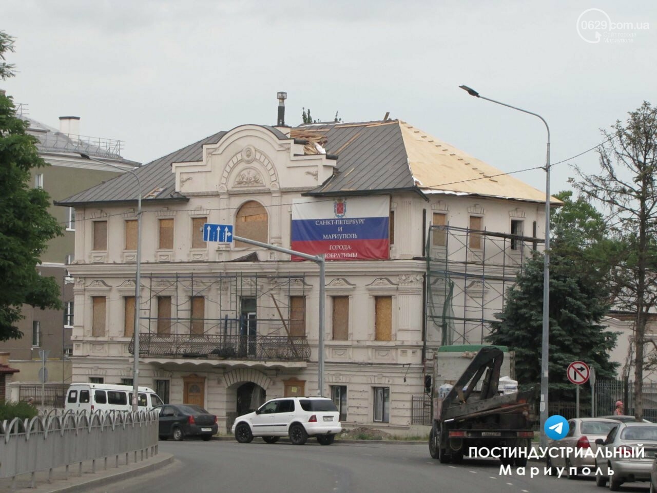 В доме Таруты в центре Мариуполя подрядчики украли красное дерево и мрамор,  теперь снимают медную крышу,- ФОТО | Мой Мариуполь