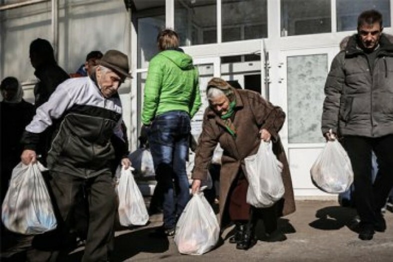 Сегодняшний населения. Выдача гуманитарной помощи в Изюм.