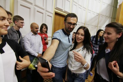 журналистика. группа журналисты. съемочная группа. пресс-конференция журналисты. люди на пресс конференции зал большой.