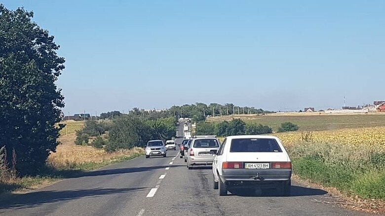 На выезде из Мариуполя образовались километровые очереди ...