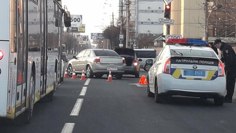 В Мариуполе на светофоре "Опель" догнал "Шевроле", - ФОТО - Новини 25 ...