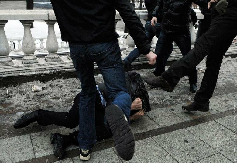 В Мариуполе в трамвае избили парня с инвалидностью