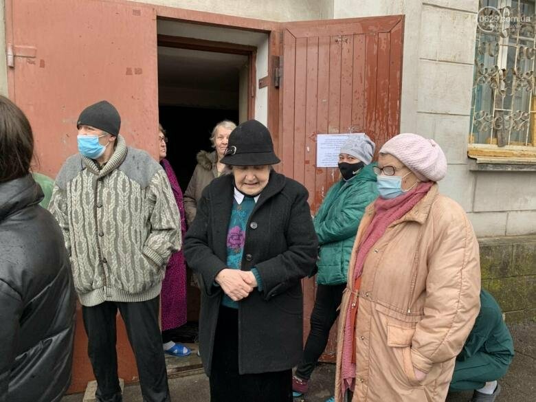 В Мариуполе власть не знает, как помочь 31 семье, оставшейся в заброшенном общежитии