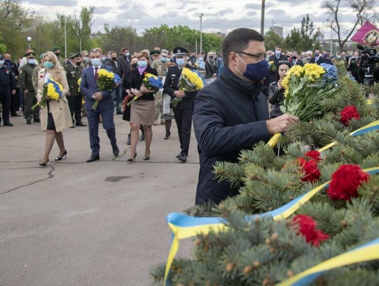 Возложение цветов к памятнику на 9 мая фото