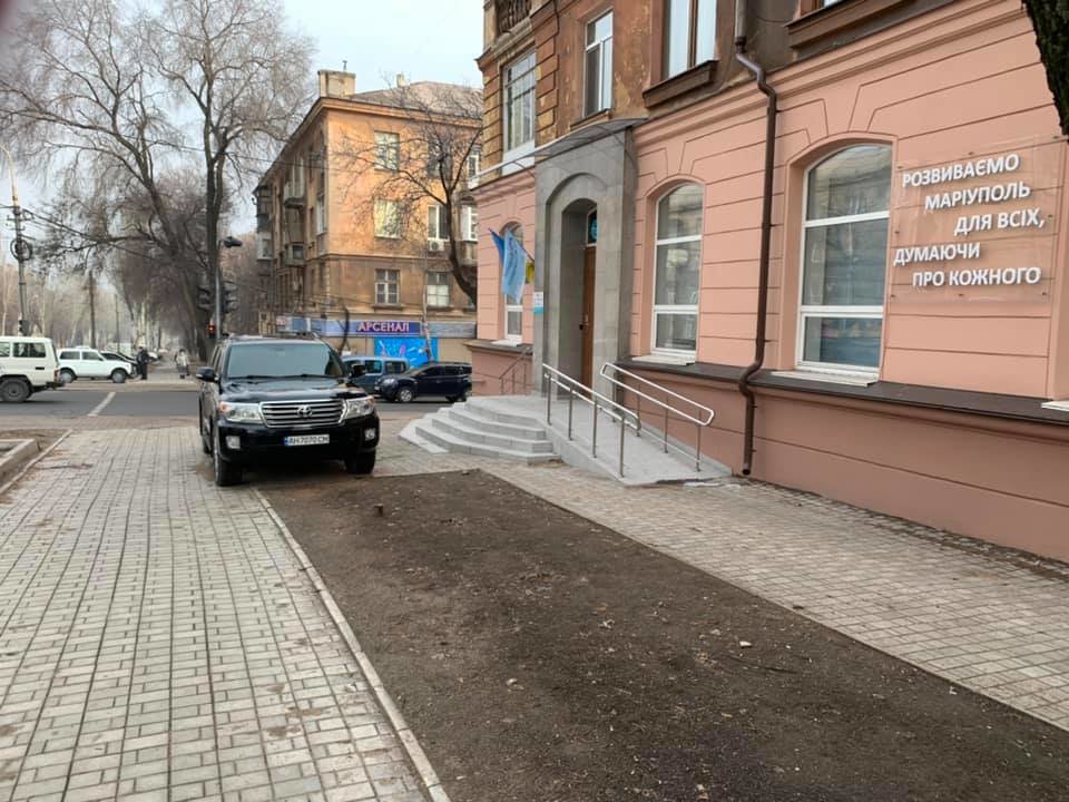 В Мариуполе депутатский внедорожник перегородил тротуар, - ФОТО