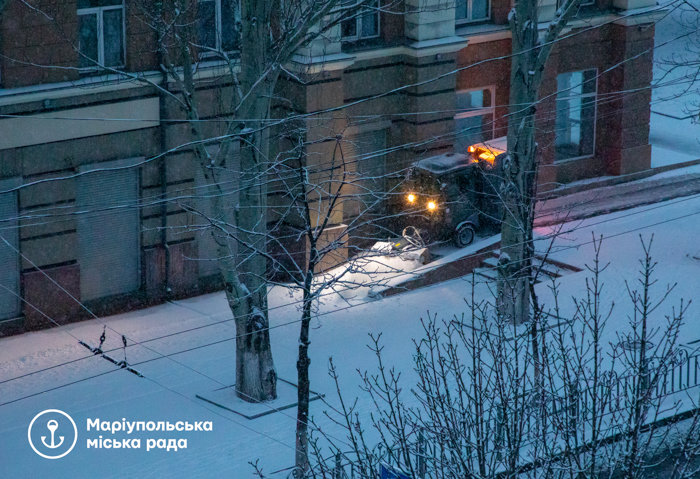 Снегопад! На улицы Мариуполя вывели спецтехнику и почти 400 коммунальщиков, - ФОТО, фото-2