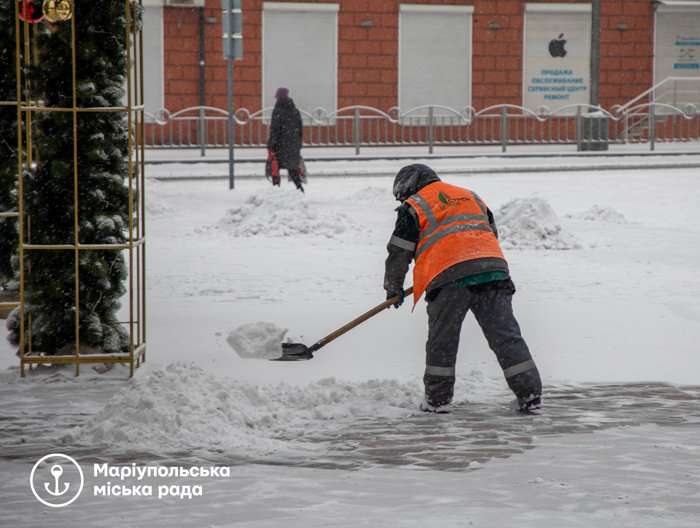 Снегопад! На улицы Мариуполя вывели спецтехнику и почти 400 коммунальщиков, - ФОТО, фото-7