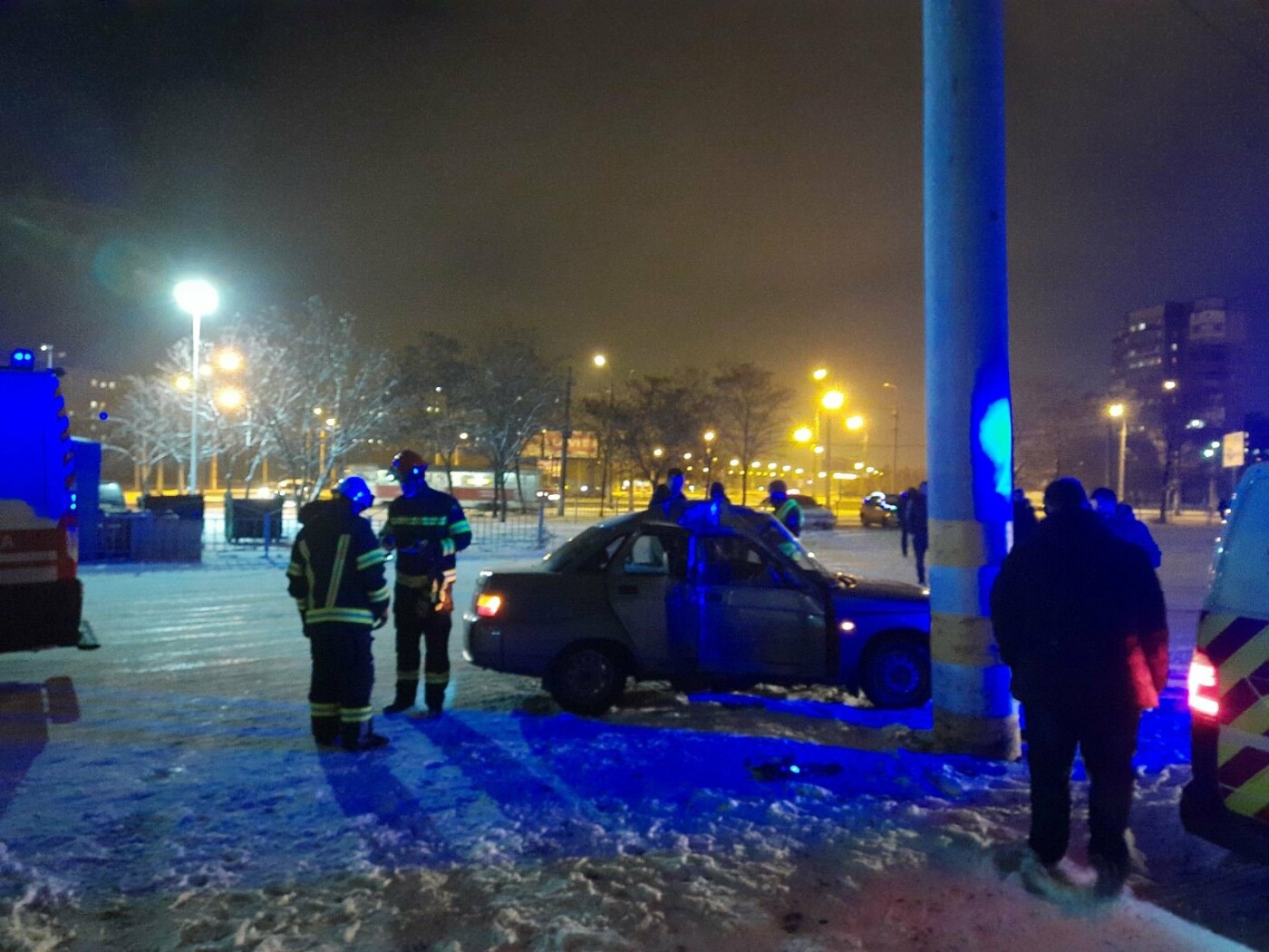 В Мариуполе ВАЗ влетел в столб. Пострадали двое человек, - ФОТО, ВИДЕО