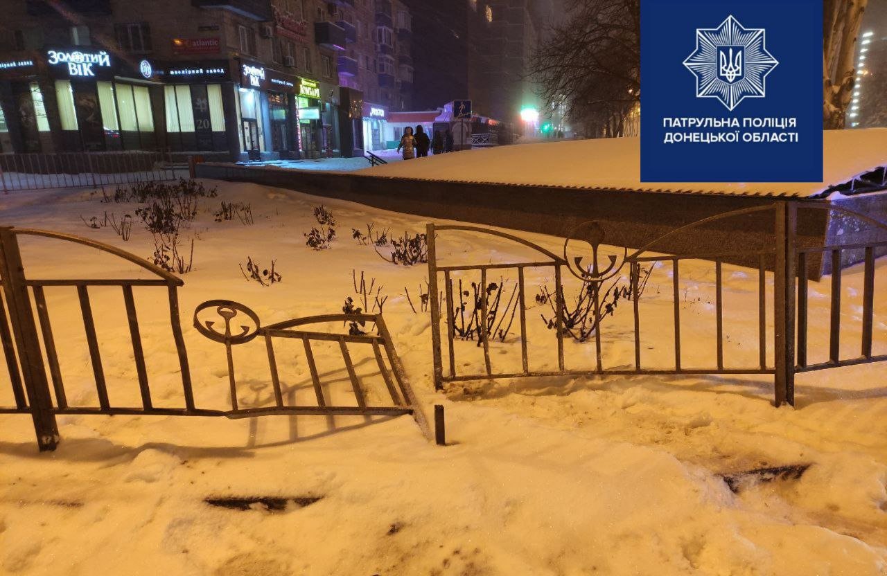  ДТП на подземном переходе. Мариуполец врезался в забор, - ФОТО