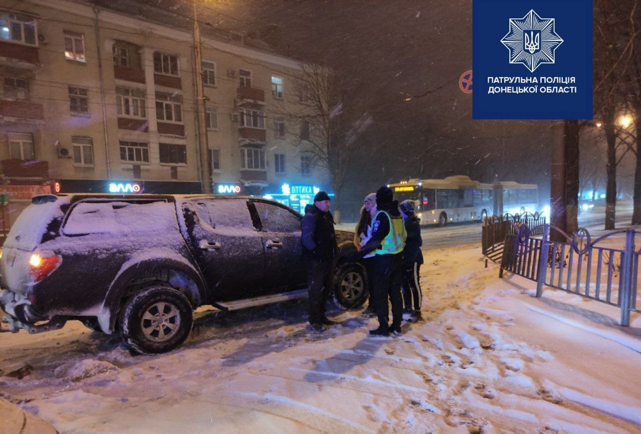 Мариуполь замело снегом. На расчистку дорог вышла техника