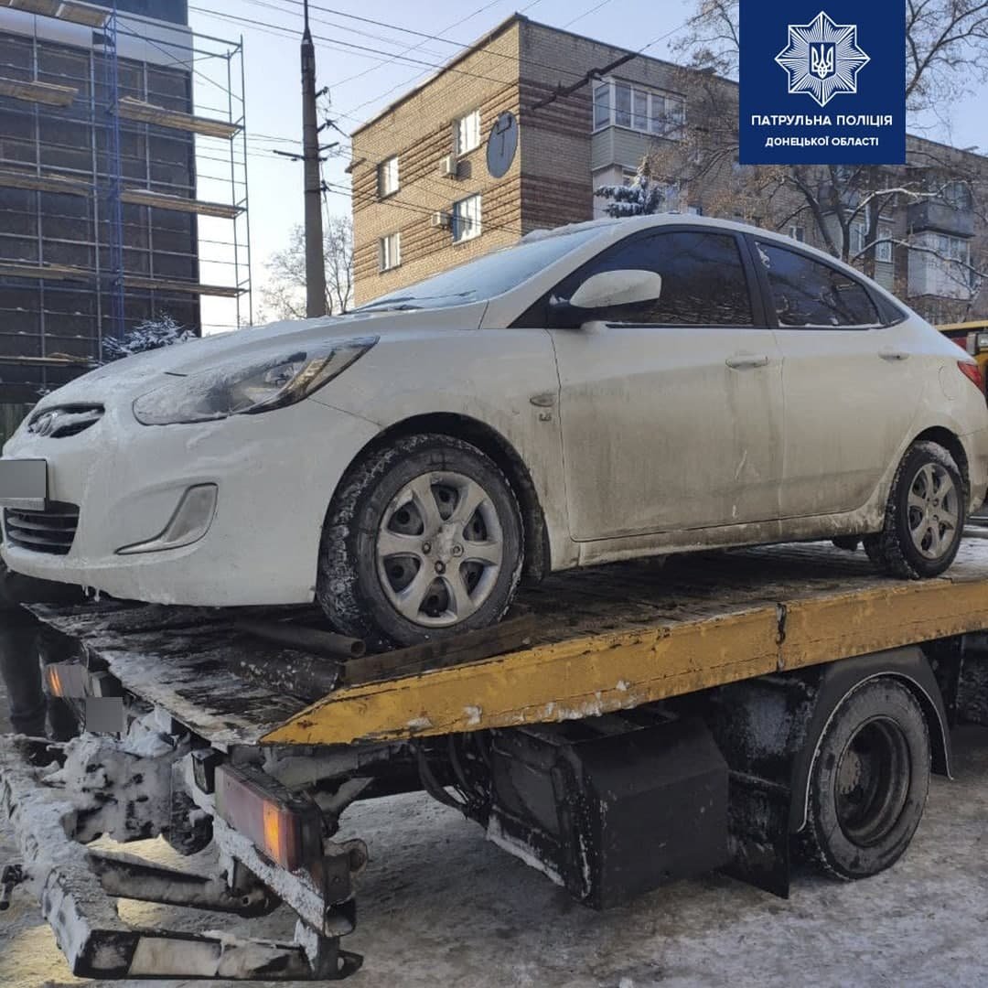 Нарушил правила. В центре Мариуполя патрульные эвакуировали автомобиль, -  ФОТОФАКТ - Новини 19 січня 2021 р. - 0629.com.ua