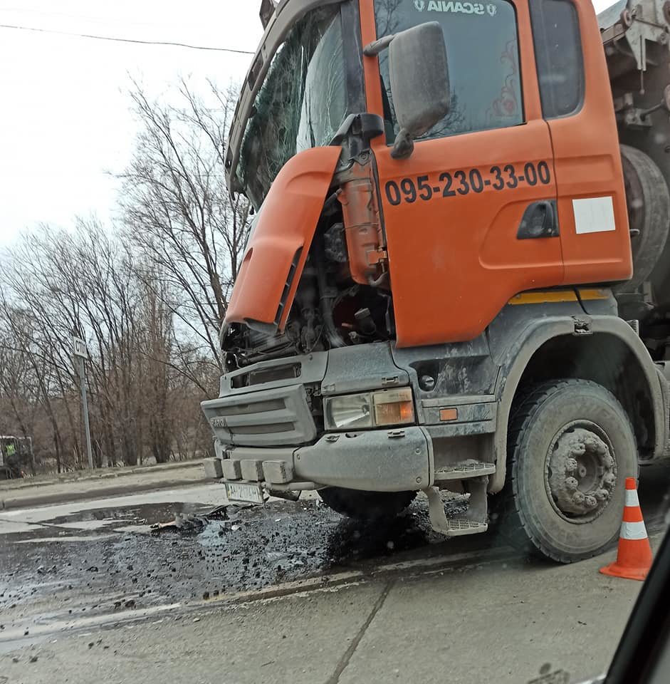 На выезде из Мариуполя  в аварию попали  два длинномера, - ФОТО