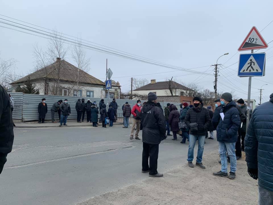 В Мариуполе сотрудники судоремонтного завода перекрыли дорогу,- ФОТО, ВИДЕО
