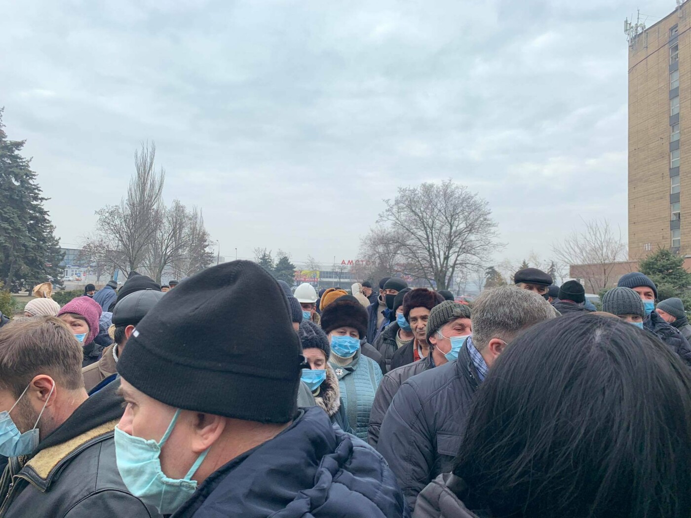 В Мариуполе стартовала сессия горсовета: работники СРЗ устроили митинг, - ФОТО