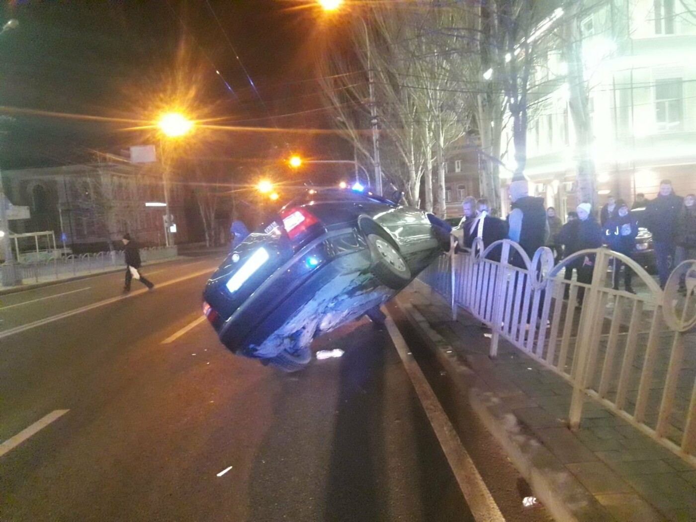 В центре Мариуполя автомобиль  Skoda залетел на ограждение ,-ФОТО