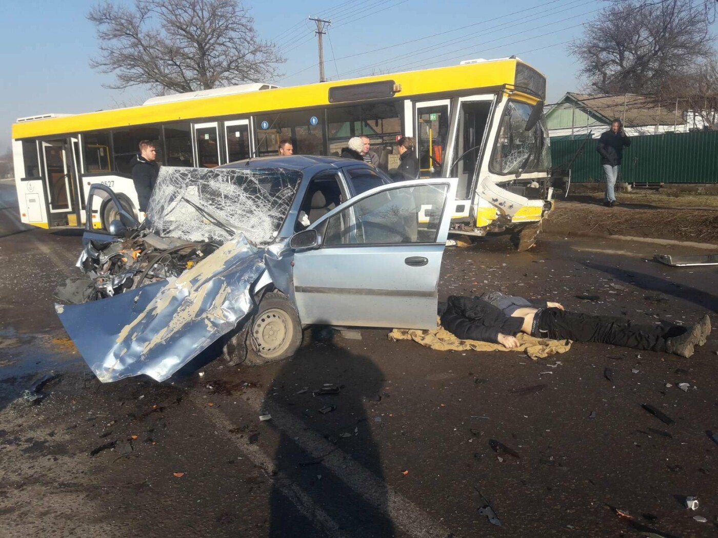 В Мариуполе лоб в лоб столкнулись коммунальный автобус и Chevrolet. Погиб водитель авто, - ФОТО 18+