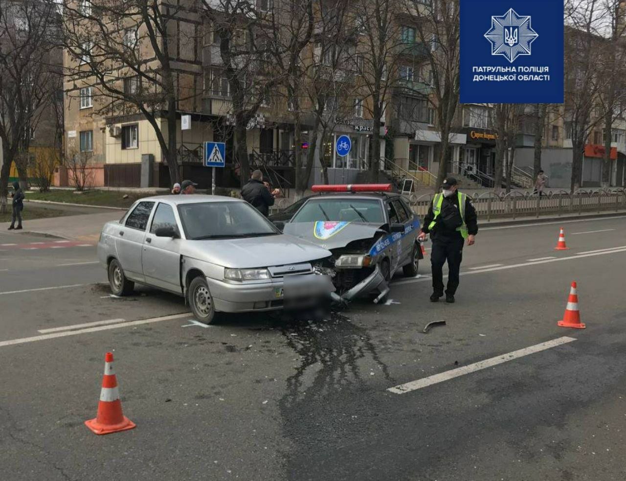 В Мариуполе автомобиль службы охраны столкнулся с 