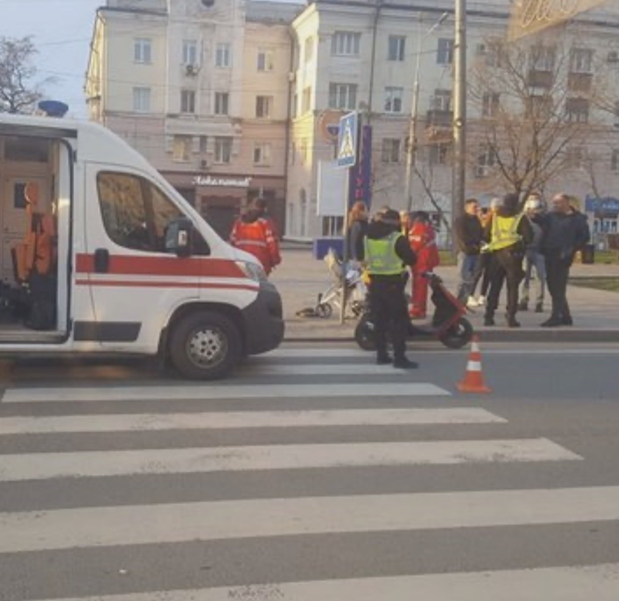 В Мариуполе 15-летний скутерист сбил женщину с коляской 