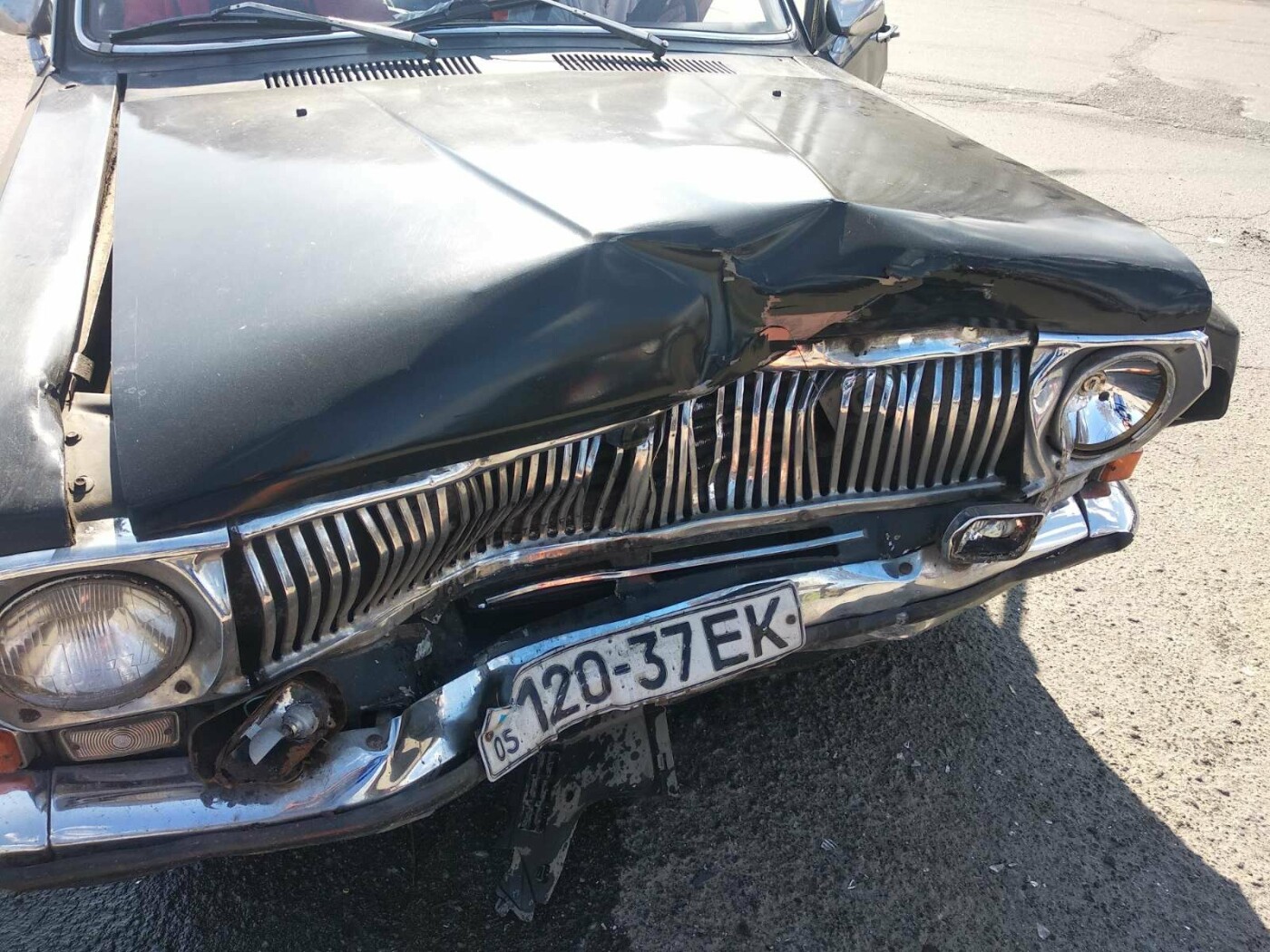 В Мариуполе Dacia влетела в Волгу. Оба авто повреждены, - ФОТО
