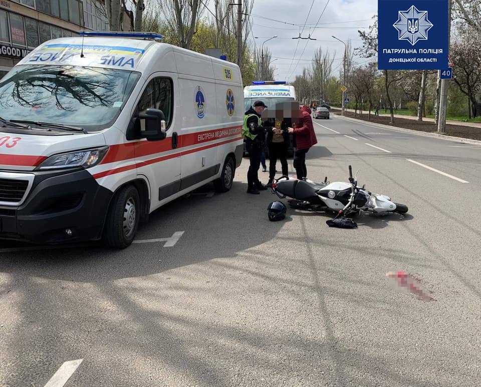 В Мариуполе мотоциклист сбил пожилую женщину, - ФОТО