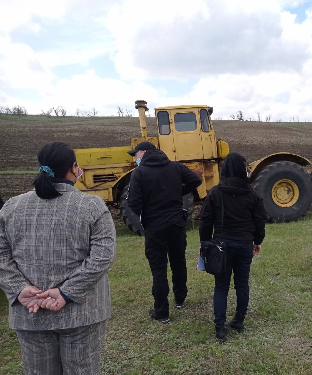  В Мариуполе  арестовали трактора, которые распахивали земли 