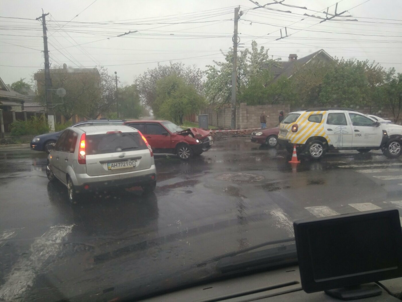 ДТП на мокрой дороге. В Мариуполе ВАЗ влетел в Renault, - ФОТО