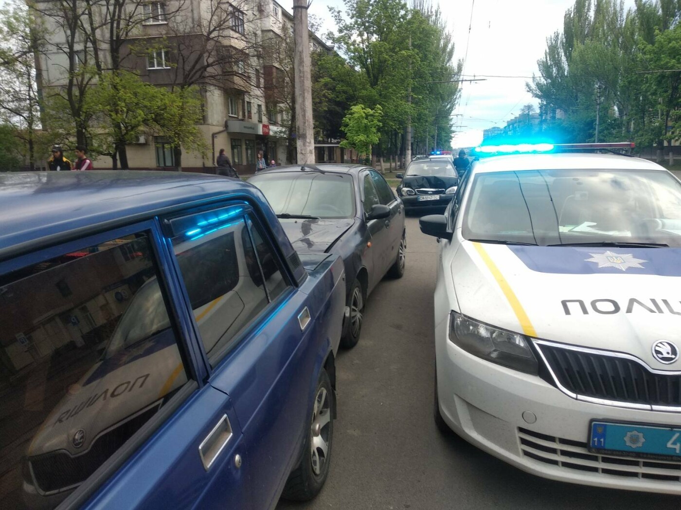 Тройное ДТП. В Кальмиусском районе Daewoo Sens врезался в два припаркованных автомобиля, - ФОТО