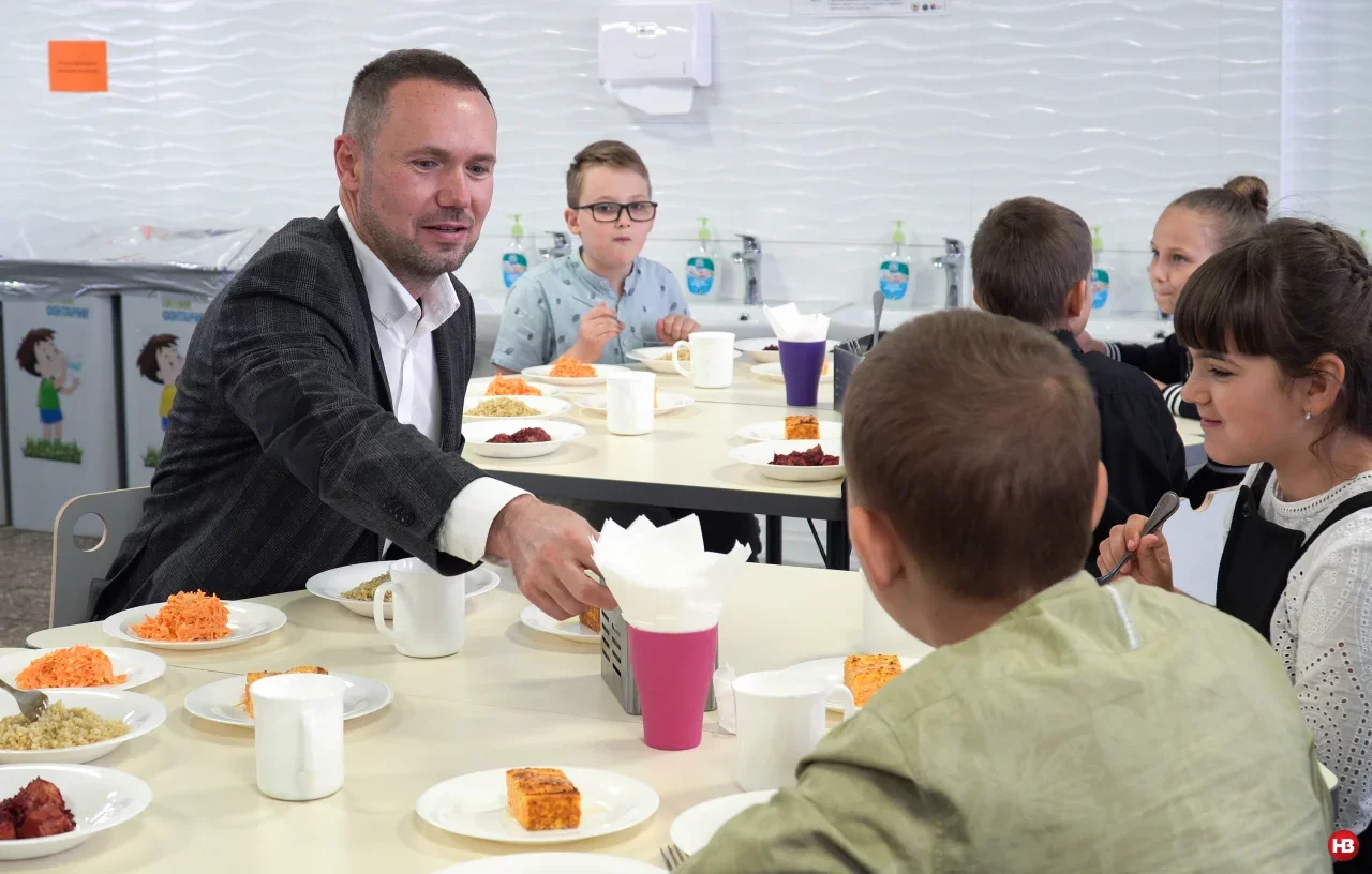 Без солі, сосисок та консервів. Чим годуватимуть дітей у шкільних їдальнях Маріуполя, - ФОТО, фото-3