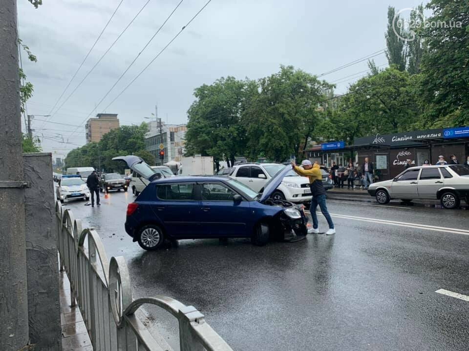 Груда покореженного железа и пострадавшая женщина-пешеход. Что спровоцировало всплеск ДТП в Мариуполе, - ФОТО