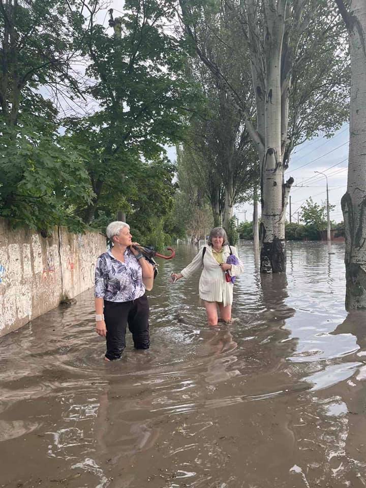 Вода по пояс, залитые магазины и дома. Как ликвидировали наводнение на площади Лунина, - ВИДЕО