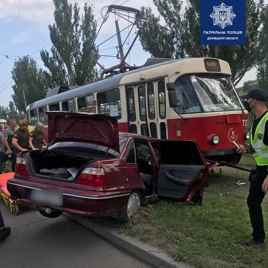 В Мариуполе Daewoo влетел в трамвай. Водитель легковушки серьезно пострадал, - ФОТО