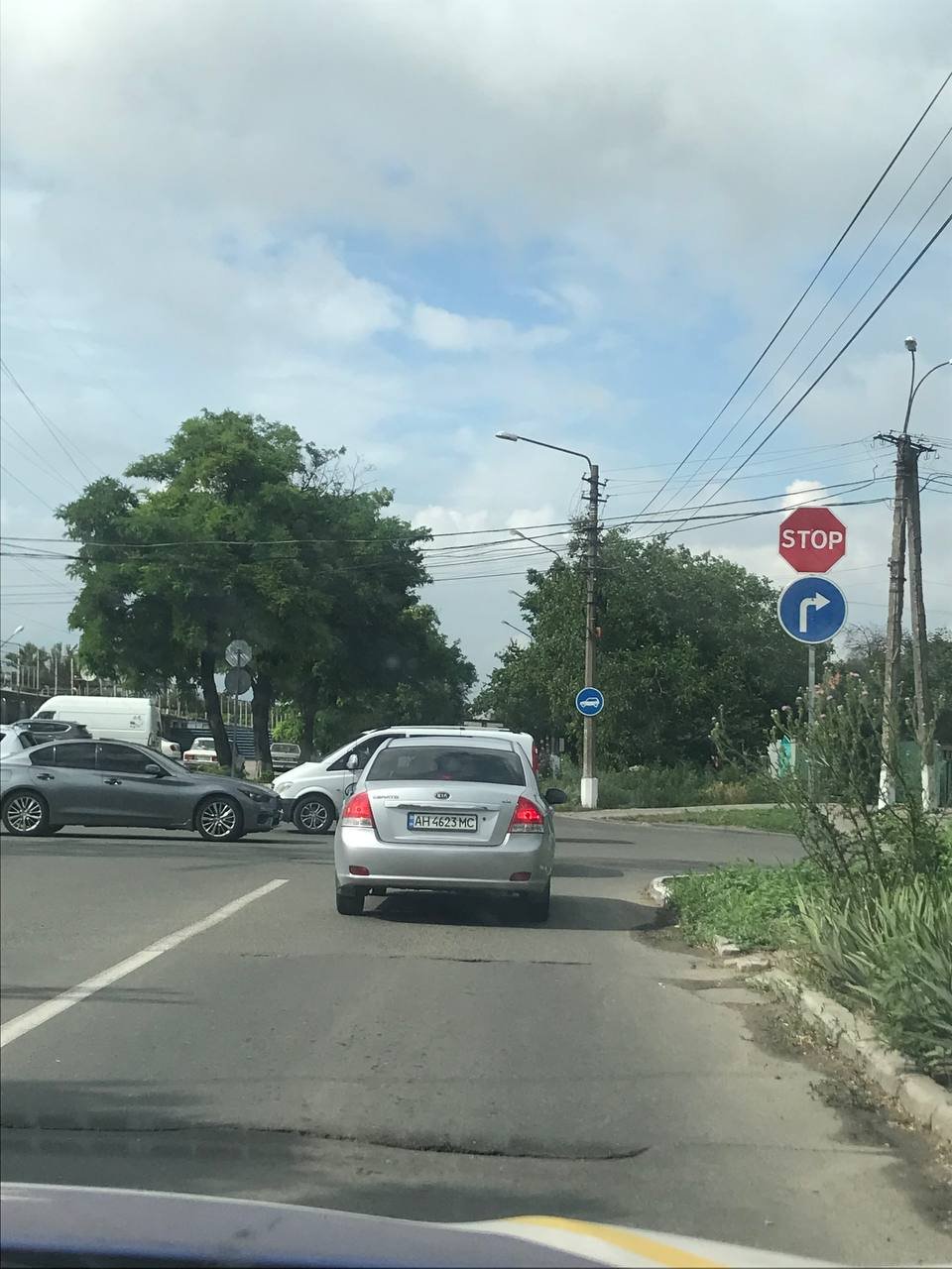 На самом аварийном перекрестке Мариуполя запретили ездить прямо, - ФОТО
