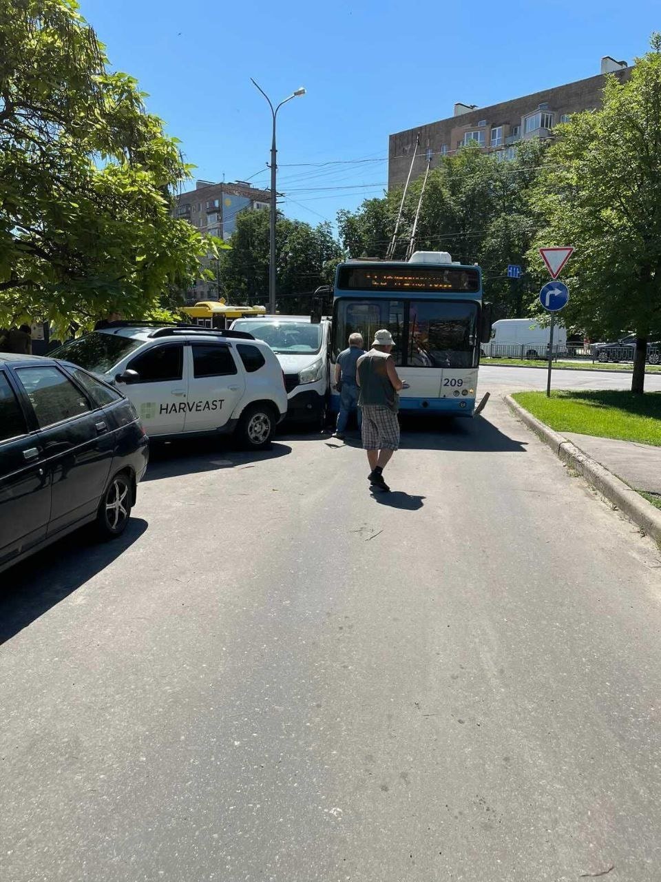 В центре Мариуполя троллейбус влетел в припаркованные авто,- ФОТО