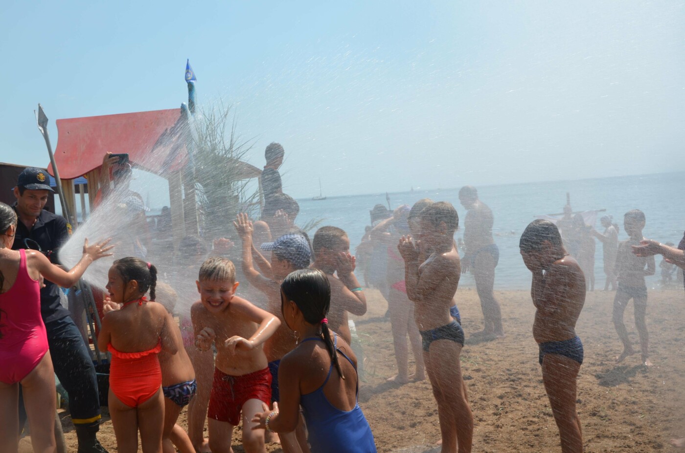 Дискотека, пираты и обливание.  Как  в Мариуполе отметили День Нептуна, - ФОТОРЕПОРТАЖ