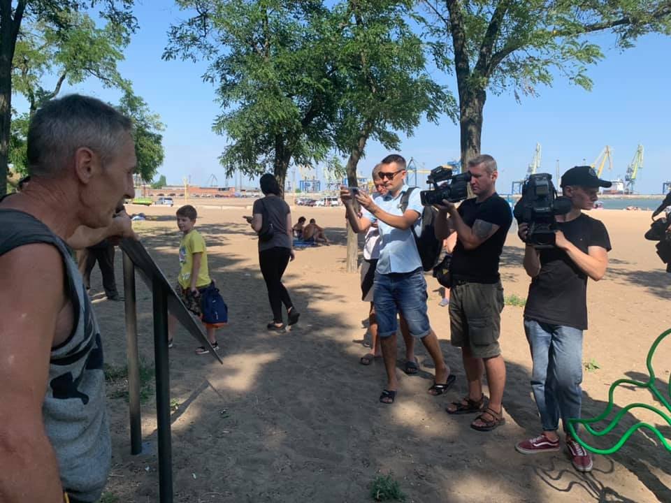 На мариупольском пляже появились рыбы, 