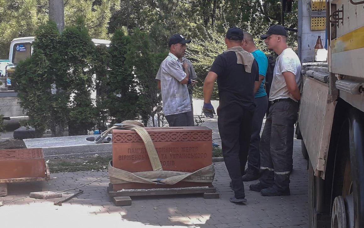Вместо Апатова – хачкар. В Мариуполе устанавливают новый памятник, - ФОТО