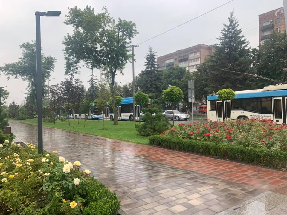 Почему в Мариуполе на проспекте Мира стояли троллейбусы, - ФОТО