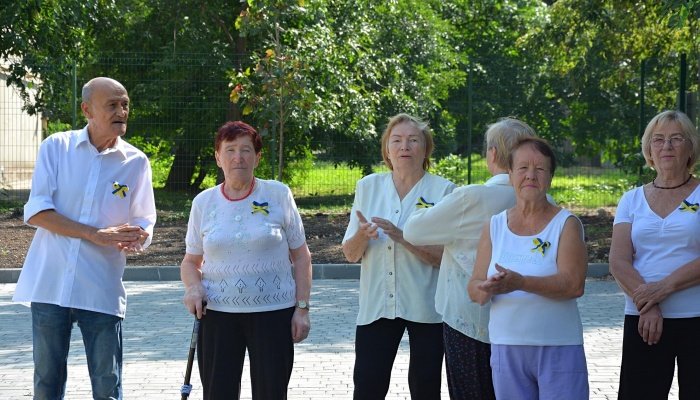 В Мариуполе пенсионеры вышли на флешмоб, - ФОТО